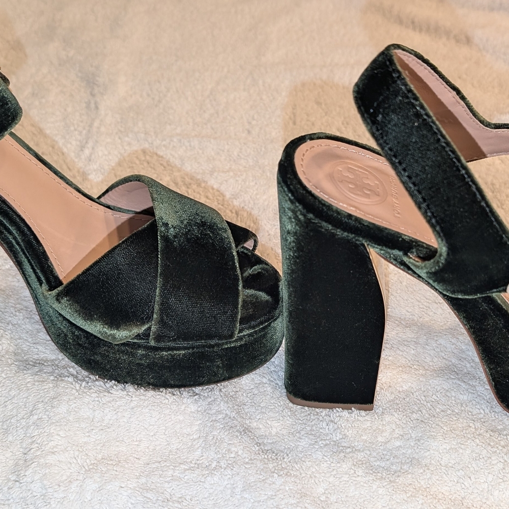 Tory Burch Banana Leaf Green Velvet Bag and Green Velvet Sandals - Picture 8 of 15